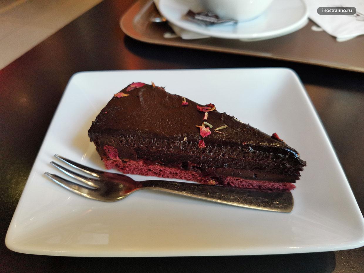 Вкусный шоколадный пирог с вишней