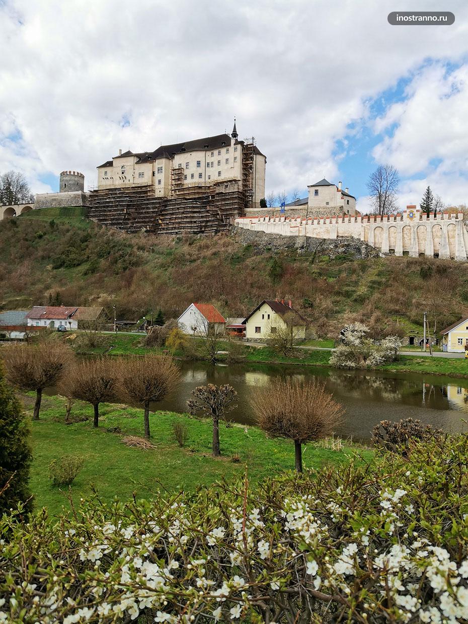 Замок Чески-Штернберк весной