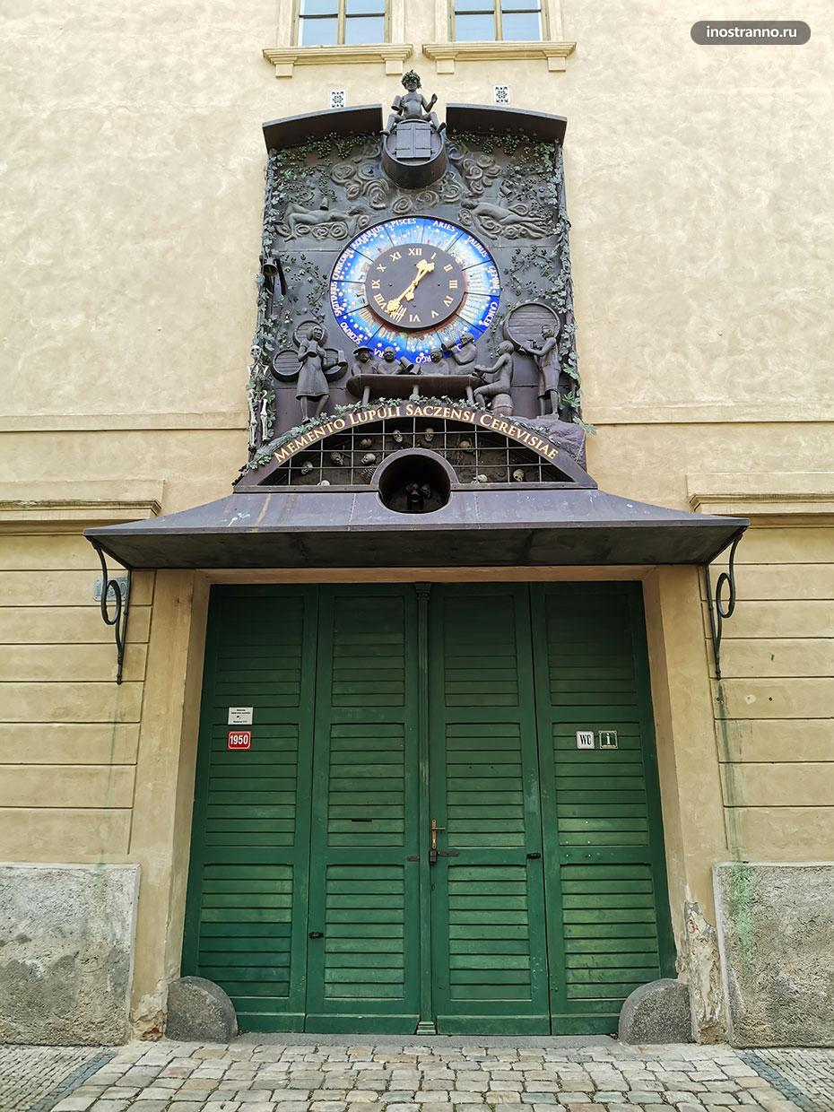 Часы в храме хмеля и пива в городе Жатец