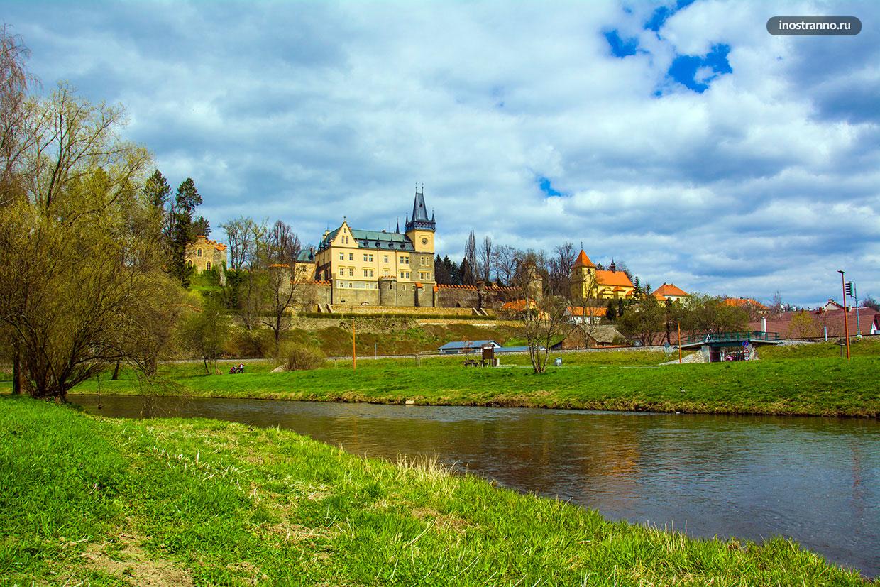 Замок в Европе у реки