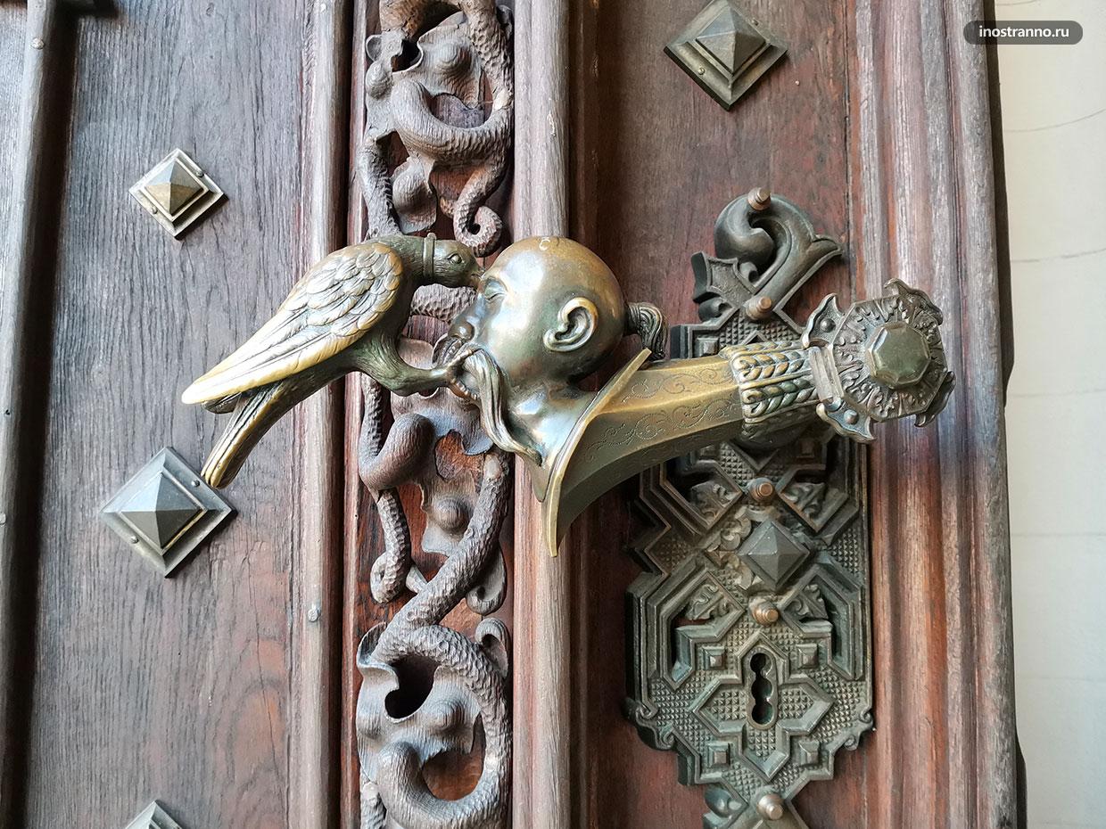 Красивая средневековая ручка двери