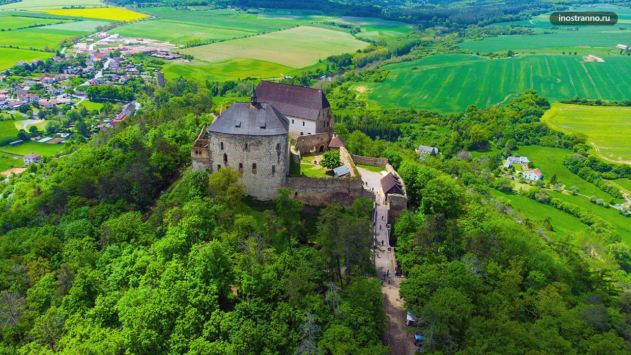 Средневековый замок Точник в Чехии фото с дрона