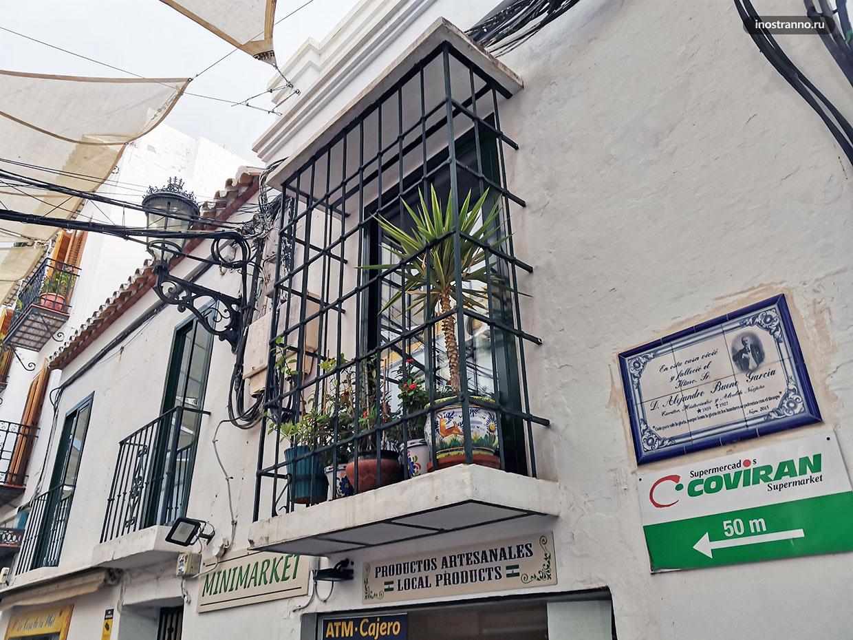 Красивая плитка азулежу на домах в Испании