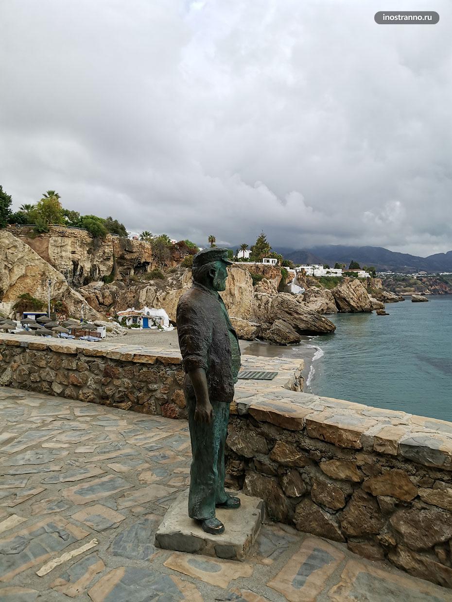 Скульптура моряка в Испании