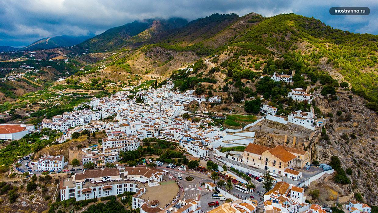 Фото белой деревни Испании с высоты