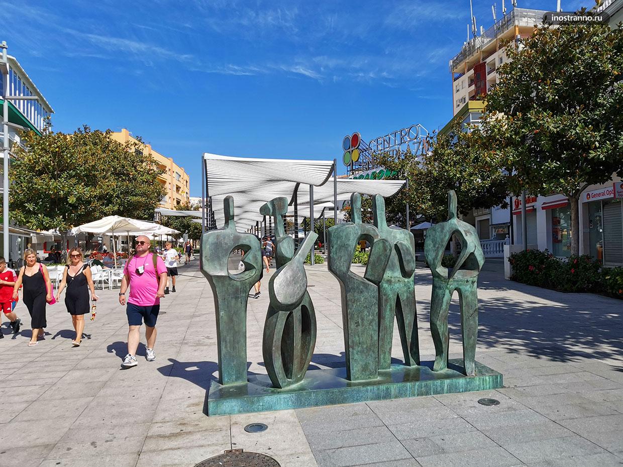 Необычная скульптура в Испании на пешеходной улице