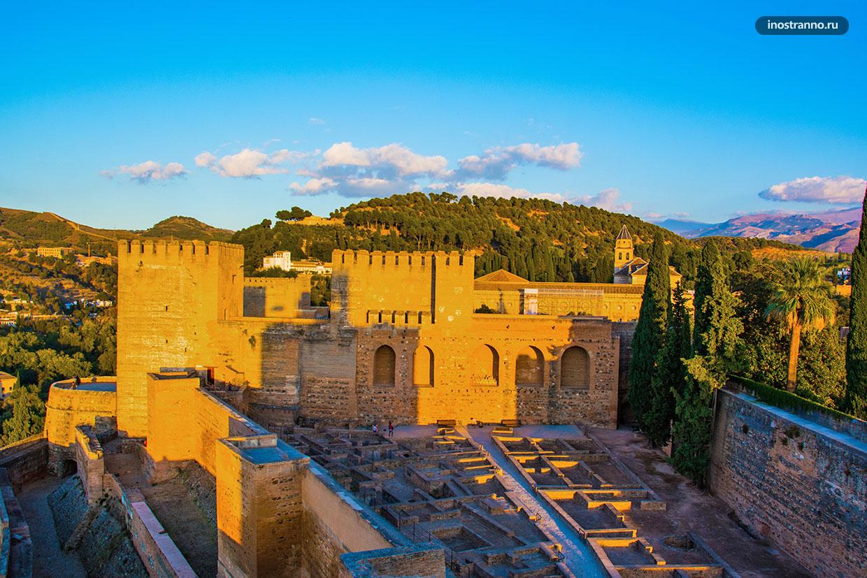 Главная достопримечательность в Гранаде Альгамбра