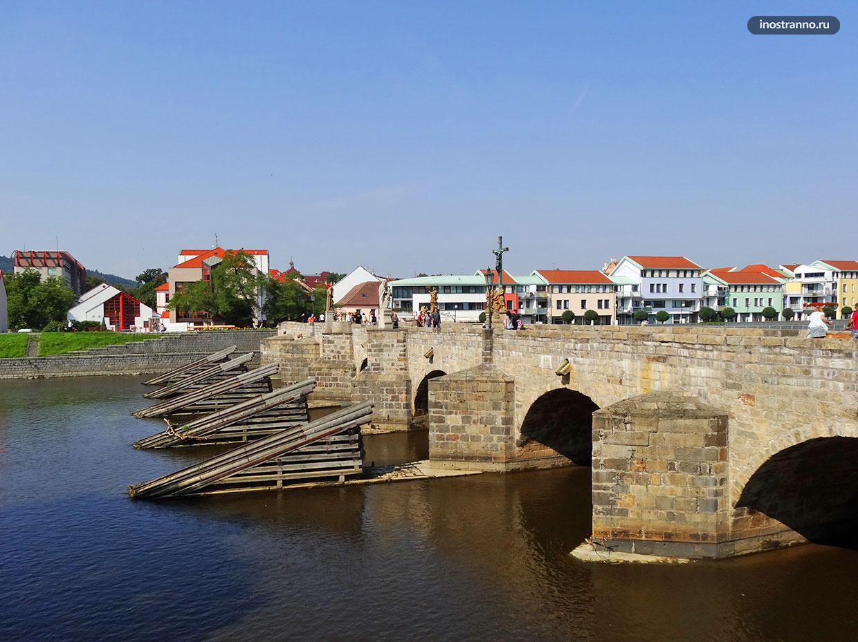 Каменный мост в Чехии фото