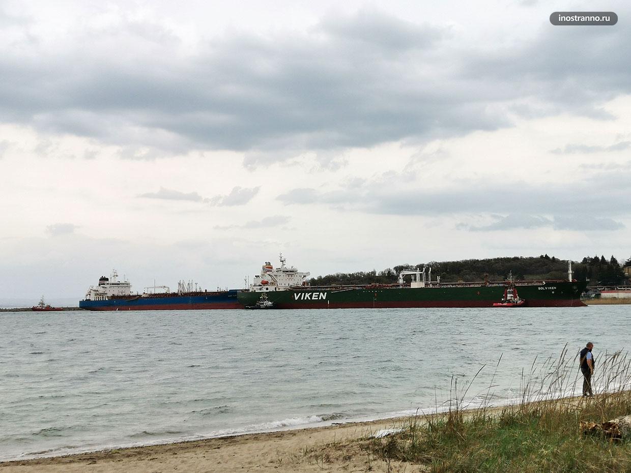 Нефтеналивной танкер в Болгарии