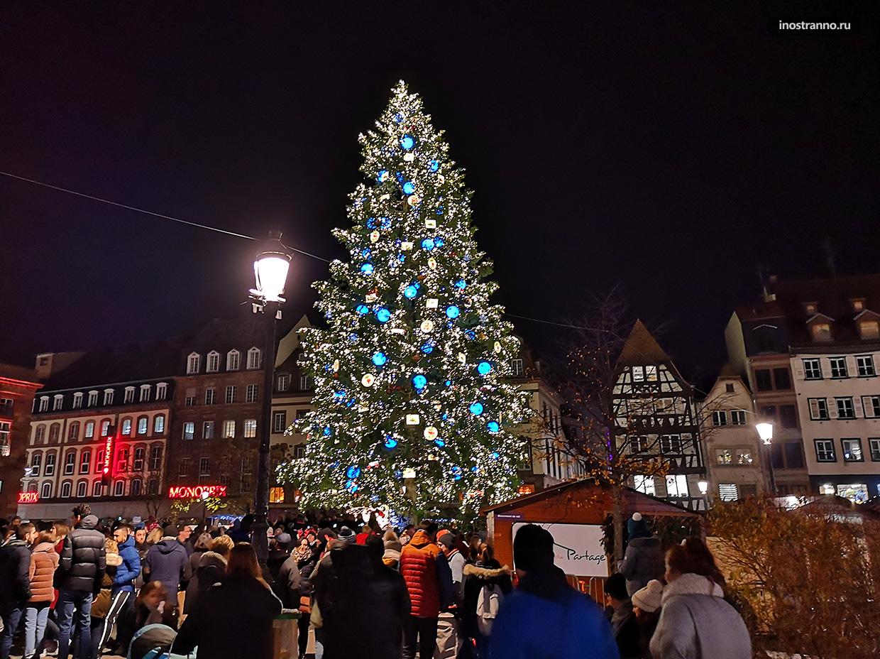 Центральная площадь в Страсбурге с елкой