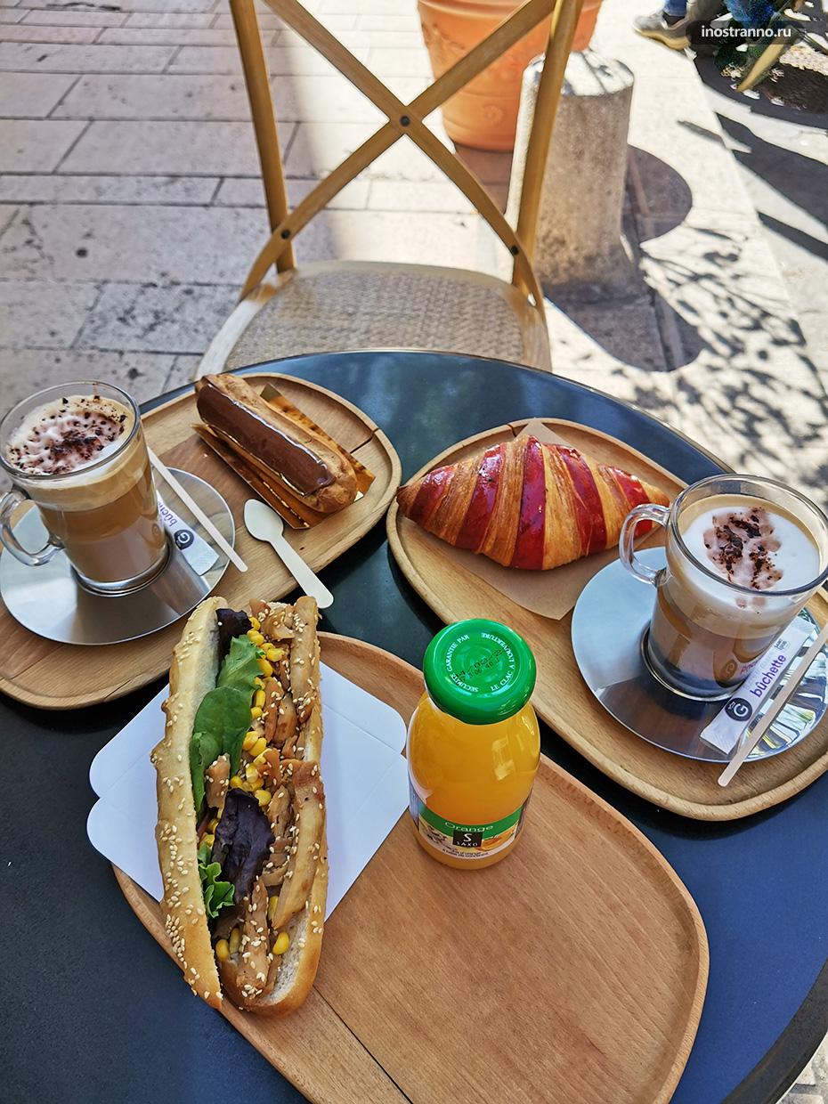 Завтрак с французским круассаном и кофе фото
