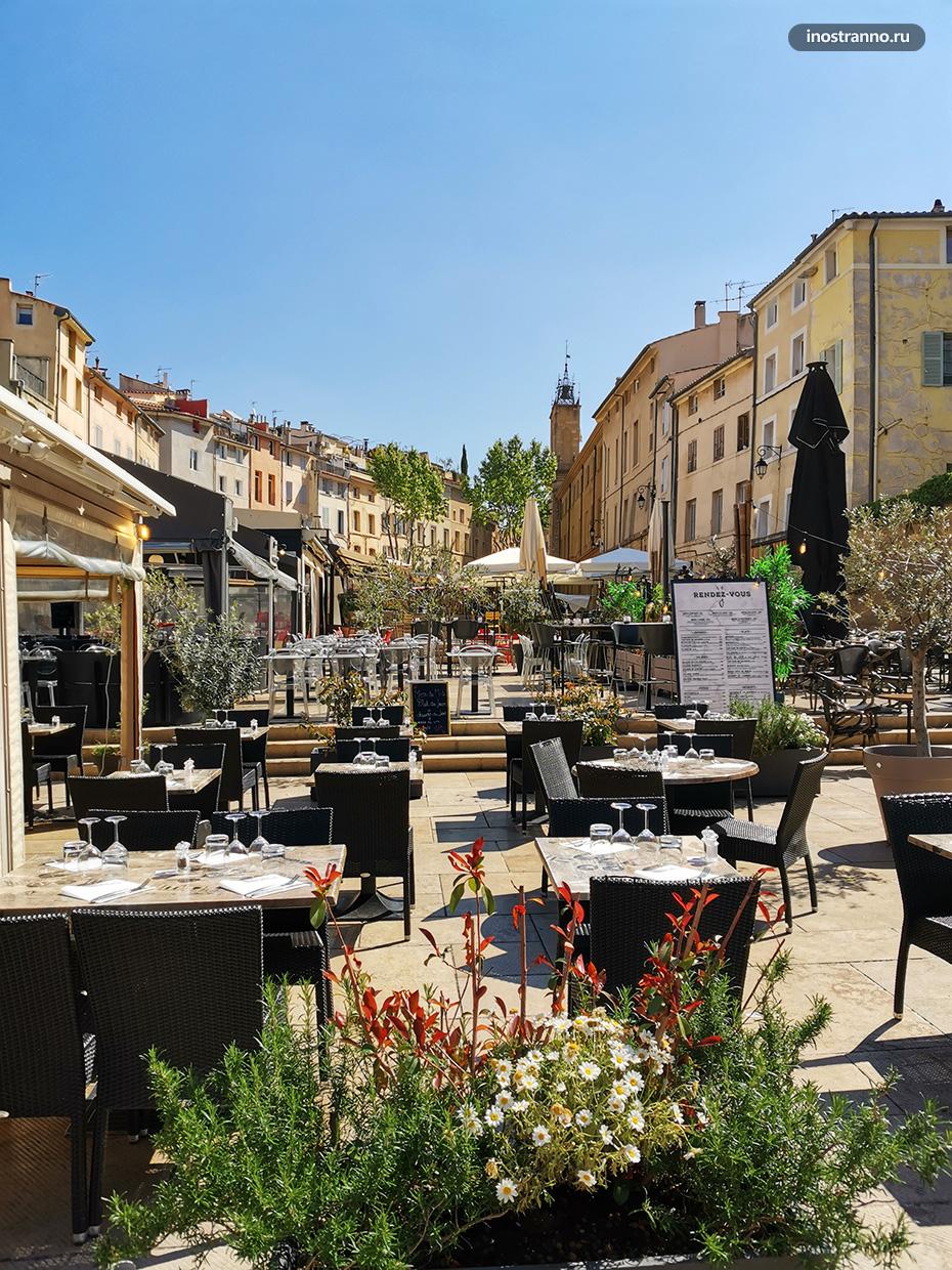 Ресторан с террасой на улице в Провансе